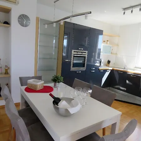 Moderne In Mit Whirlpool Διαμέρισμα Omiš