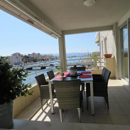 Moderne In Mit Whirlpool Διαμέρισμα