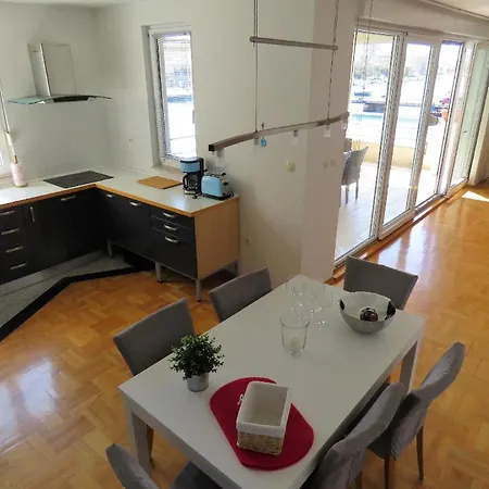 Moderne In Mit Whirlpool Διαμέρισμα *